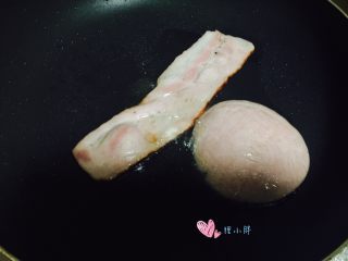 2、开放式三明治,培根和火腿片稍微煎一下