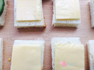 7、开放式三明治,依次在每片吐司上都摆上芝士片