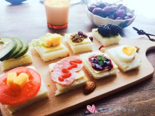 8、开放式三明治,涂上喜欢的酱料后再摆上各类水果蔬菜就可以了