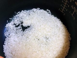 1、火炙焦糖三文鱼寿司,蒸米饭????