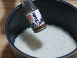 2、火炙焦糖三文鱼寿司,米饭趁热倒进寿司醋