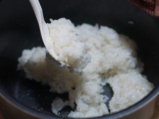 3、火炙焦糖三文鱼寿司,拌匀