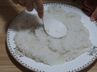 5、火炙焦糖三文鱼寿司,我为了凉的快一点????放在平盘上