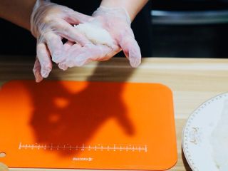 6、火炙焦糖三文鱼寿司,带上手套，不然会粘手，没有手套就要弄点水