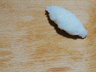 7、火炙焦糖三文鱼寿司,握成橄榄形