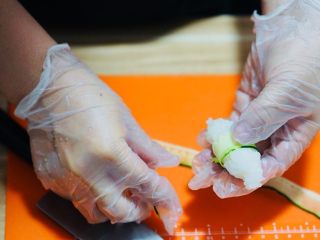 8、火炙焦糖三文鱼寿司,黄瓜刨刀刨成一厘米的皮包裹在饭团中间