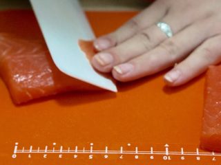 11、火炙焦糖三文鱼寿司,三文鱼要斜切????大概5毫米厚