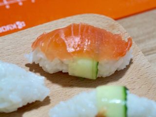 12、火炙焦糖三文鱼寿司,这样盖在饭团上