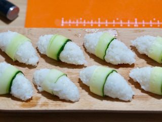 10、火炙焦糖三文鱼寿司,将包裹好的饭团摆好，我们来准备三文鱼