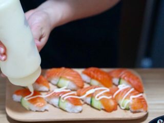 13、火炙焦糖三文鱼寿司,挤上色拉酱