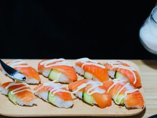 14、火炙焦糖三文鱼寿司,放上糖