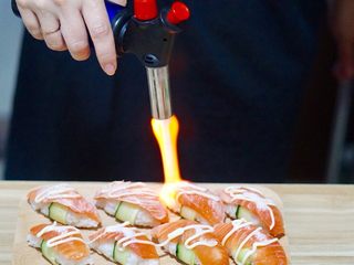 16、火炙焦糖三文鱼寿司,喷枪至三文鱼变色即可