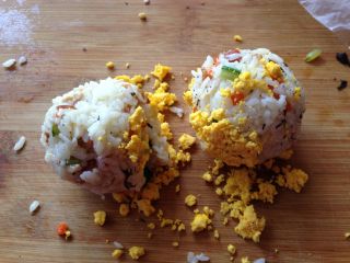 6、彩色饭团,其中两个外面包裹蛋黄碎即可