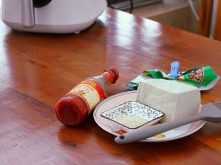 1、香辣烤豆腐,准备食材。