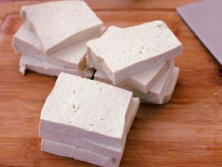 2、香辣烤豆腐,豆腐洗干净，切成方块，厚度在0.5厘米左右最佳，太厚了不入味儿，太薄了容易破。