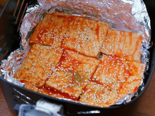 4、香辣烤豆腐,撒上一勺孜然粉。撒上白芝麻。