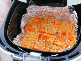 5、香辣烤豆腐,将炸篮放到空气炸锅里。
