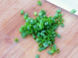 7、香辣烤豆腐,小葱洗干净切碎。