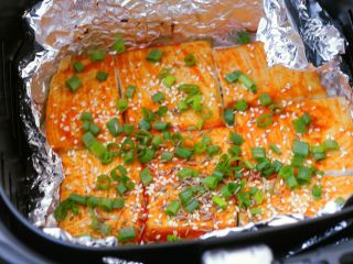 8、香辣烤豆腐,撒在烤好的豆腐上。撒上孜然粒。