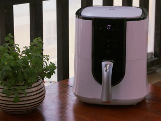 9、香辣烤豆腐,再次放到空气炸锅里，继续烤一分钟。