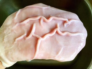 4、猪肚包鸡,清洗干净的猪肚。