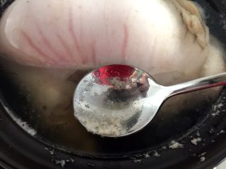 8、猪肚包鸡,大火煮开，煮开后用汤勺舀去白色泡沫。
