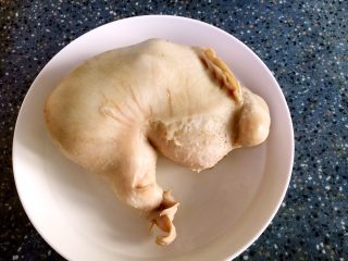 11、猪肚包鸡,把猪肚捞起来放凉。