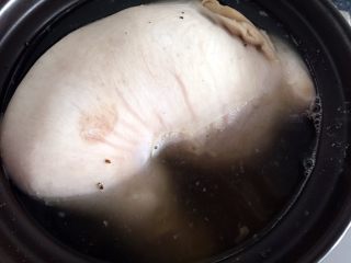 9、猪肚包鸡,小火慢煮2小时。