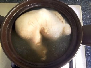 10、猪肚包鸡,煮好的猪肚。