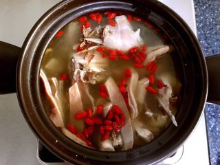 14、猪肚包鸡,切好的猪肚和鸡再放回砂锅中，放入枸杞煮10分钟左右。