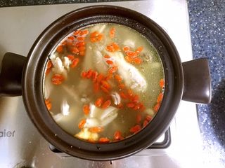 15、猪肚包鸡,煮好后根据自己的口味加入适量的盐。