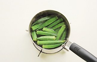 1、芥末拌秋葵,锅内注入水烧开后加少许盐，放入洗净的秋葵；