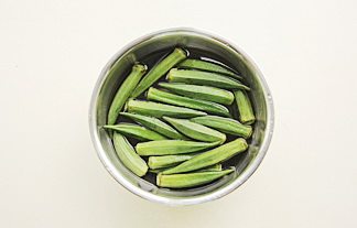 2、芥末拌秋葵,大火煮开后继续煮30秒，将秋葵捞出放入冰水中冷却；