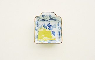 3、芥末拌秋葵,青芥末放入味碟中，加1茶匙寿司生抽（若没有寿司生抽可以用低盐生抽代替），搅匀制成料汁；