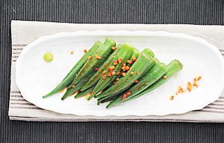 6、芥末拌秋葵,将调好的料汁倒入秋葵中拌匀装盘即可。