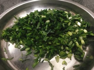 1、日式煎饺 香甜可口,韭菜洗净，切韭菜末，备用。