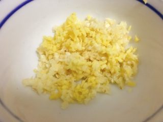 2、日式煎饺 香甜可口,姜和蒜头切末，备用。