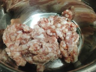 4、日式煎饺 香甜可口,肉末放入盆中。