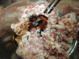 5、日式煎饺 香甜可口,加入两勺料酒，一勺生抽，一勺蚝油，小半勺盐和红糖。