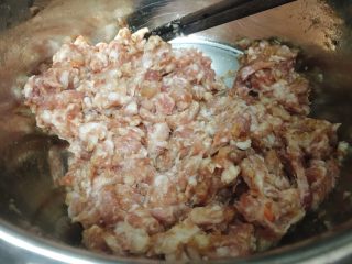 6、日式煎饺 香甜可口,搅拌均匀。