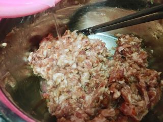 7、日式煎饺 香甜可口,水分多次少量加入肉末中，边加变朝同个方向搅拌。