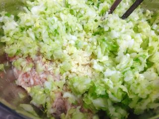 9、日式煎饺 香甜可口,加入蒜末，姜末和包菜，搅拌均匀。