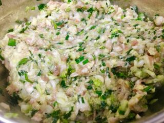 11、日式煎饺 香甜可口,搅拌好的馅料。