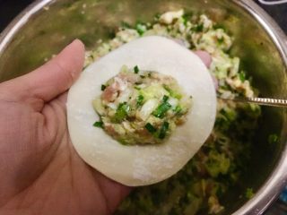 12、日式煎饺 香甜可口,取一张饺子皮，舀一勺肉馅在中间。