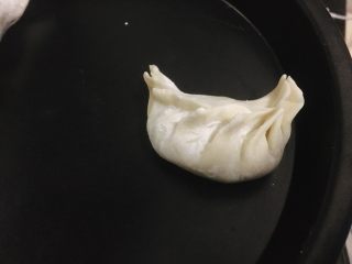 14、日式煎饺 香甜可口,抓到收口都捏紧即可。