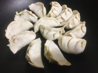 15、日式煎饺 香甜可口,锅内热少许油，中火将饺子依次放入锅内微煎10秒。(饺子之间要留一点空间)