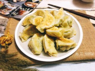 16、日式煎饺 香甜可口,盛盘…