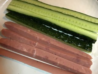 1、寿司卷,黄瓜火腿切长条