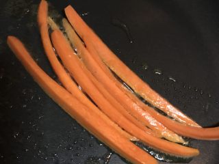2、寿司卷,胡萝卜????切长条，油热煎一下，胡萝卜跟食用油结合，可以更好地释放胡萝卜素。