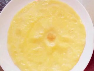 3、寿司卷,鸡蛋搅匀全程小火煎成蛋饼。